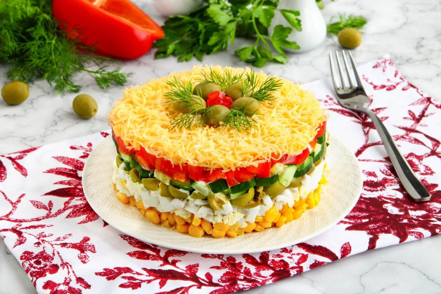 Шаг 13 приготовления Салат с яйцом сыром кукурузой и огурцом