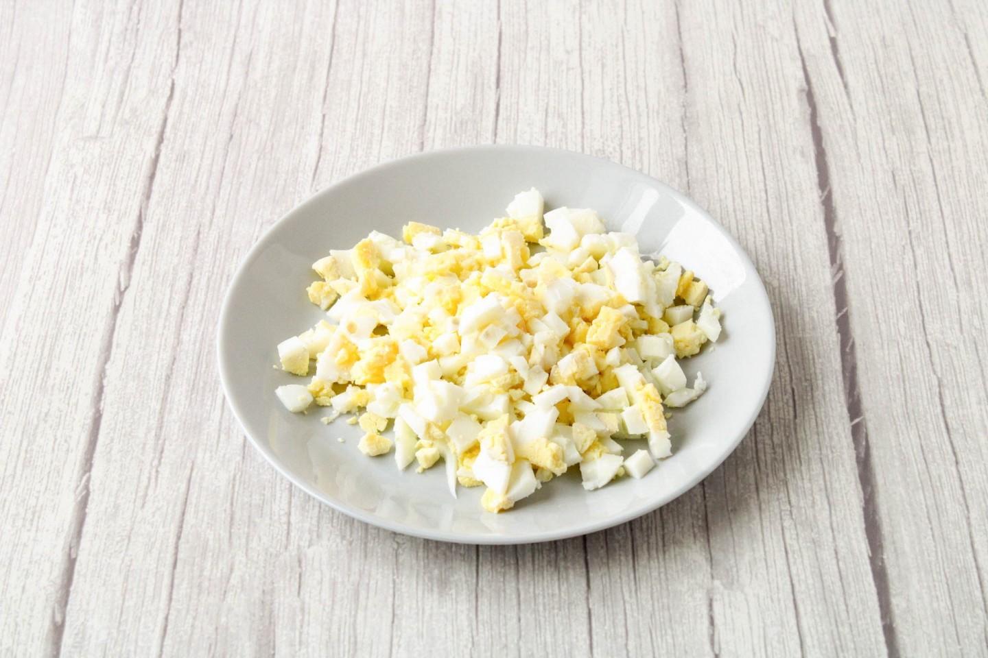 Шаг 2 приготовления Салат с яйцом сыром кукурузой и огурцом