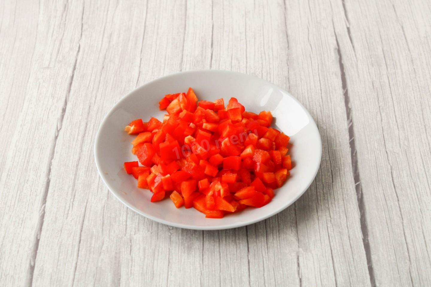 Шаг 3 приготовления Салат с яйцом сыром кукурузой и огурцом