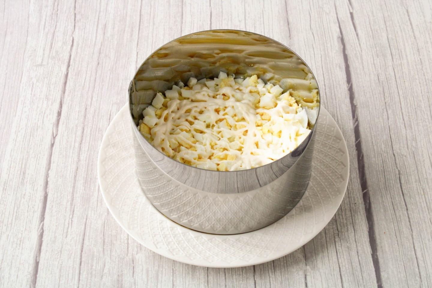 Шаг 8 приготовления Салат с яйцом сыром кукурузой и огурцом