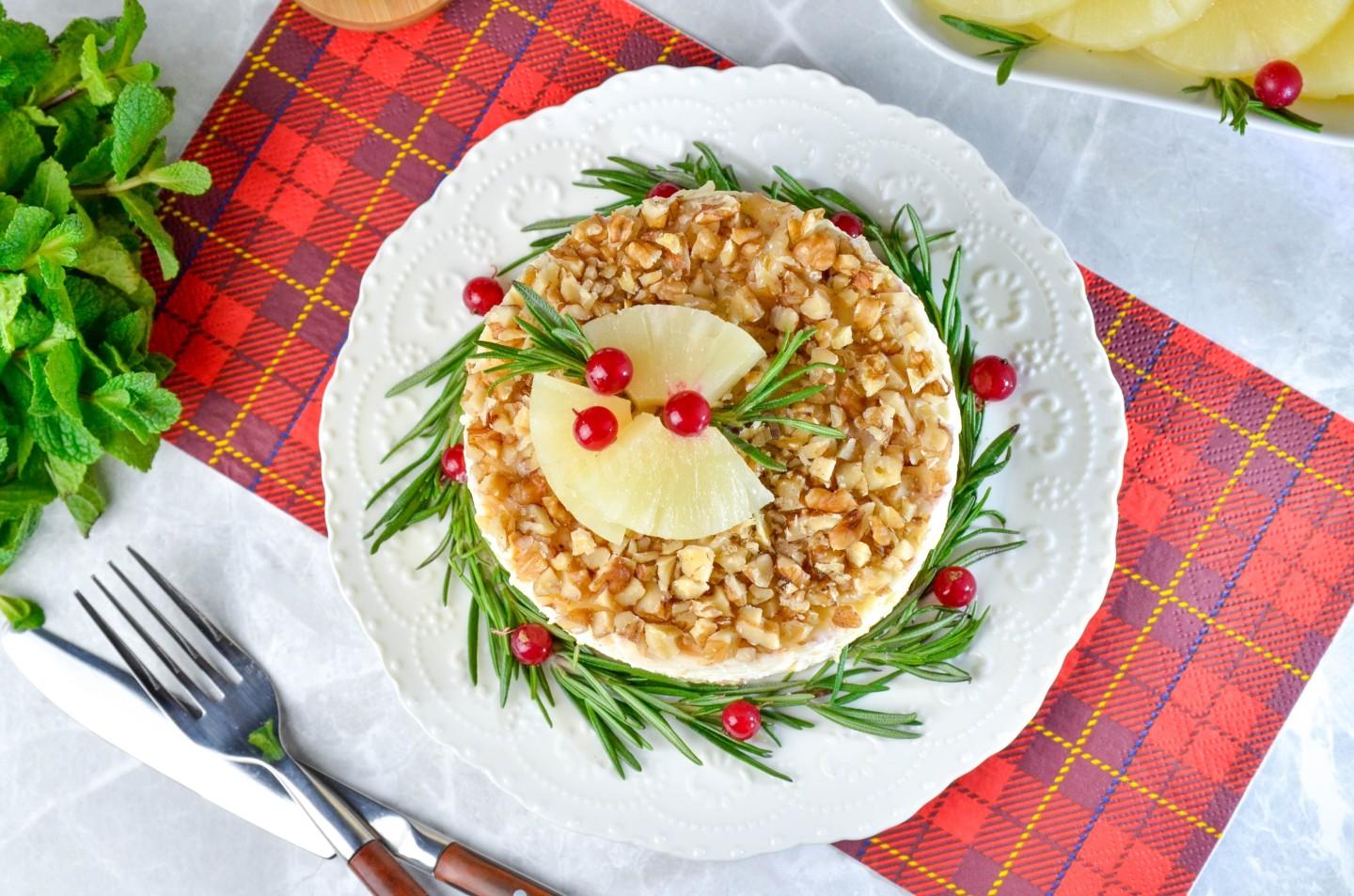 Шаг 12 приготовления Салат с ананасами и копченым сыром