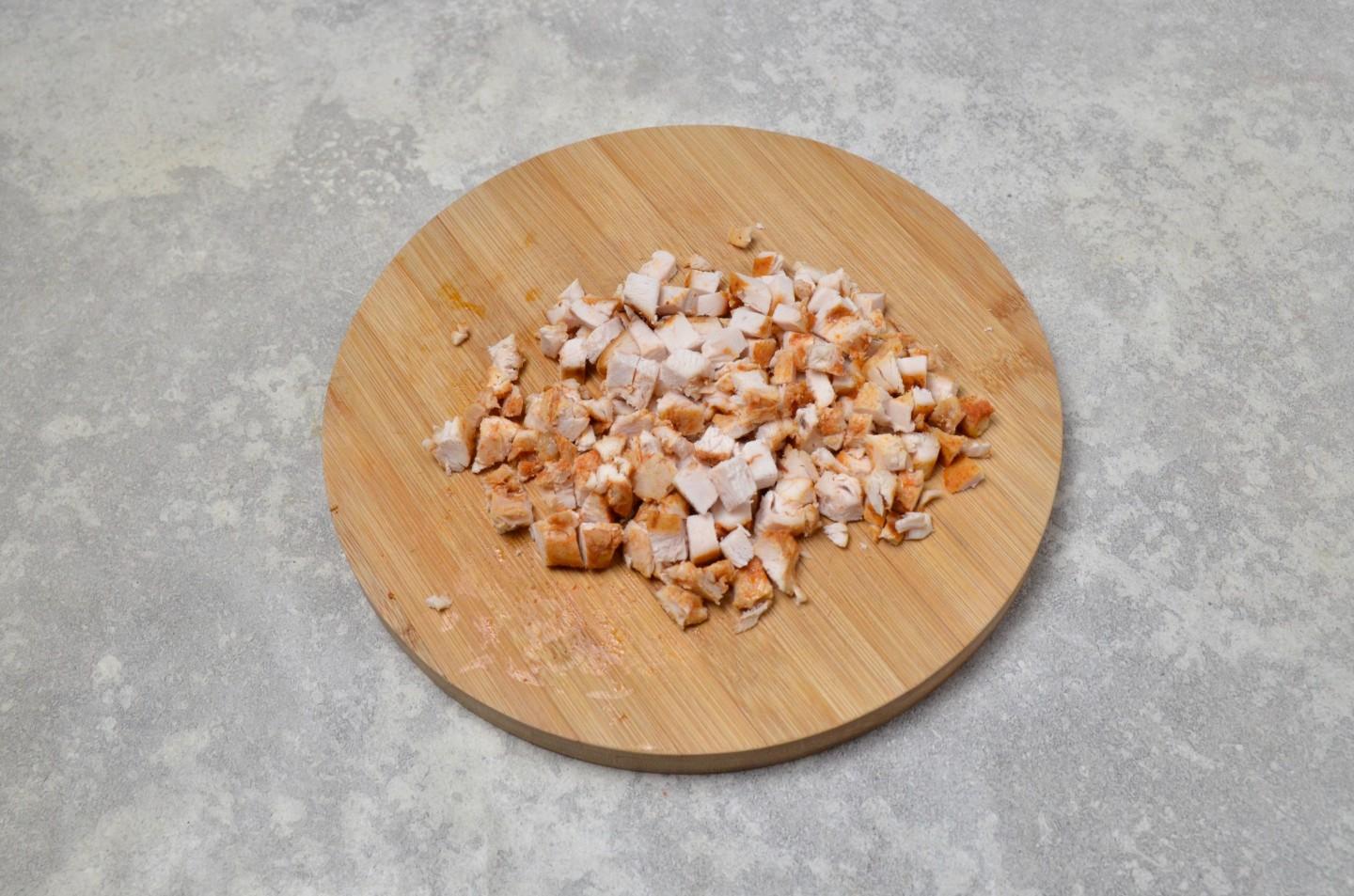 Шаг 2 приготовления Салат с ананасами и копченым сыром