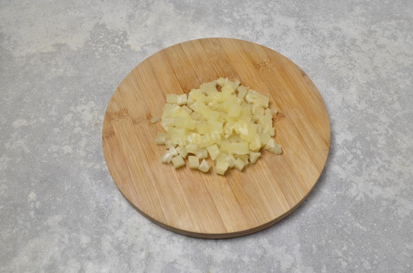 Шаг 4 приготовления Салат с ананасами и копченым сыром