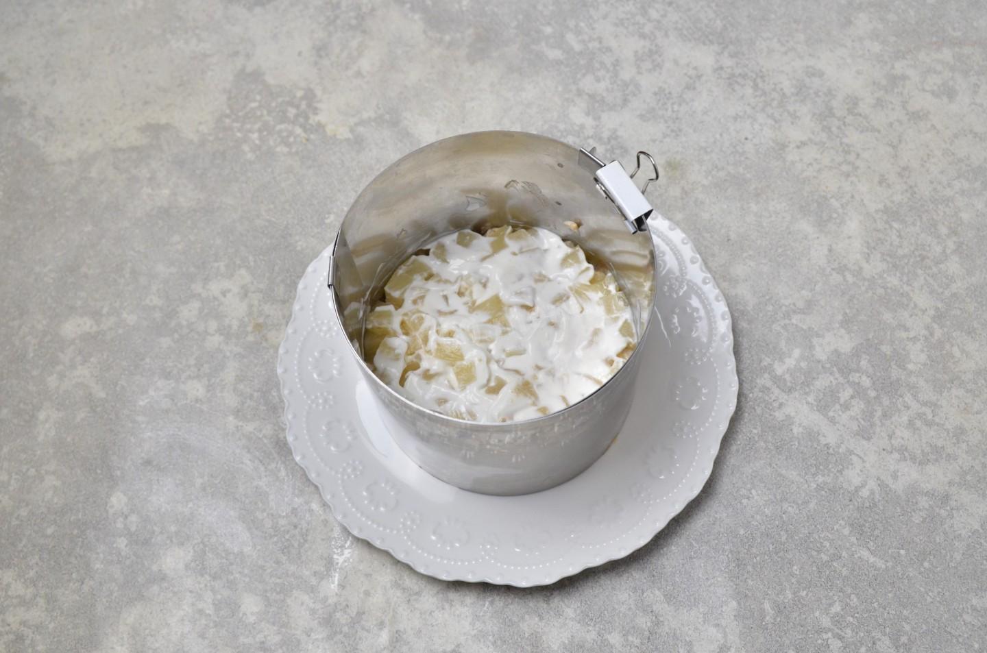 Шаг 5 приготовления Салат с ананасами и копченым сыром