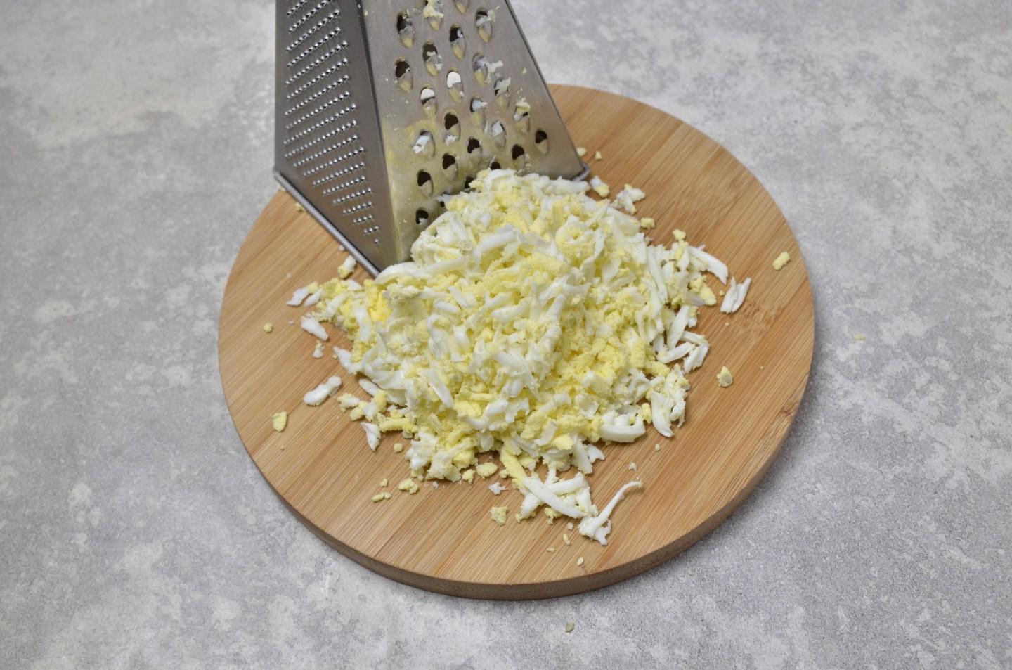 Шаг 6 приготовления Салат с ананасами и копченым сыром