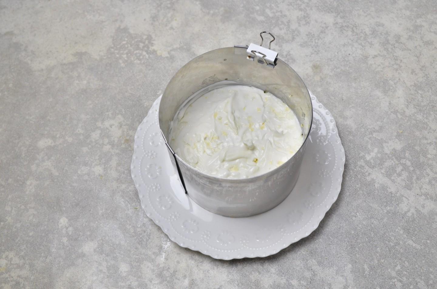 Шаг 7 приготовления Салат с ананасами и копченым сыром