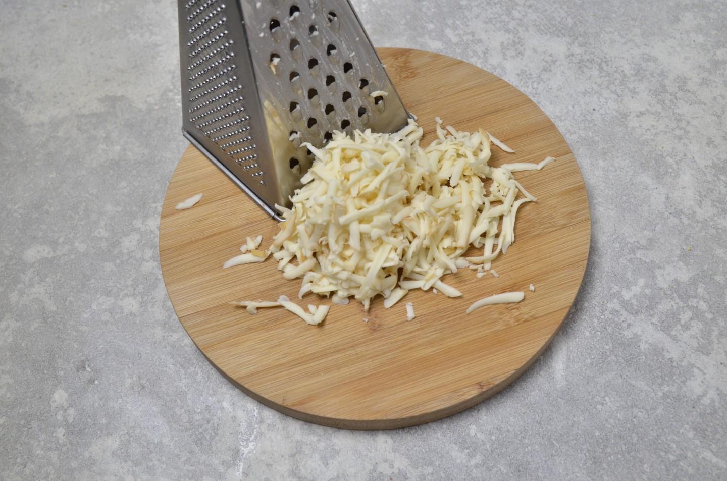 Шаг 8 приготовления Салат с ананасами и копченым сыром