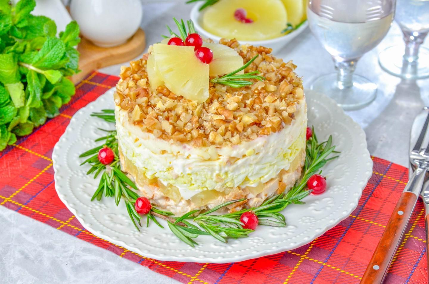 Обложка рецепта Салат с ананасами и копченым сыром