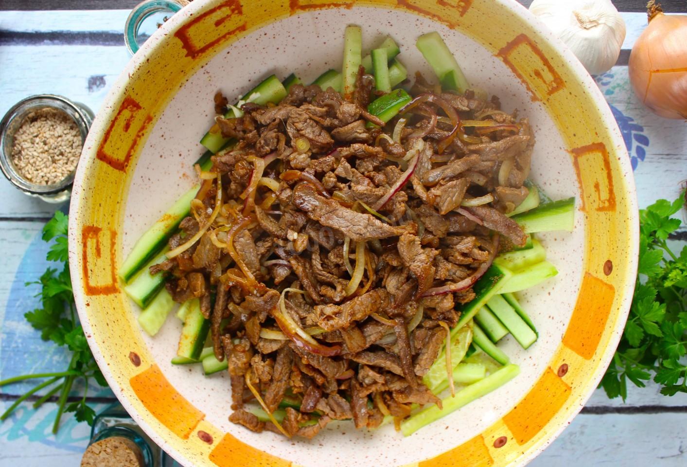 Шаг 10 приготовления Салат мясо с огурцами по корейски