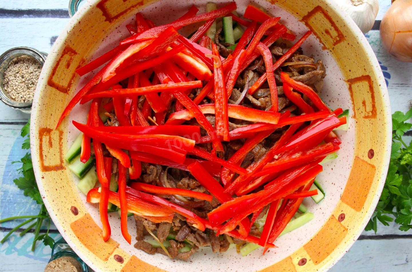 Шаг 11 приготовления Салат мясо с огурцами по корейски