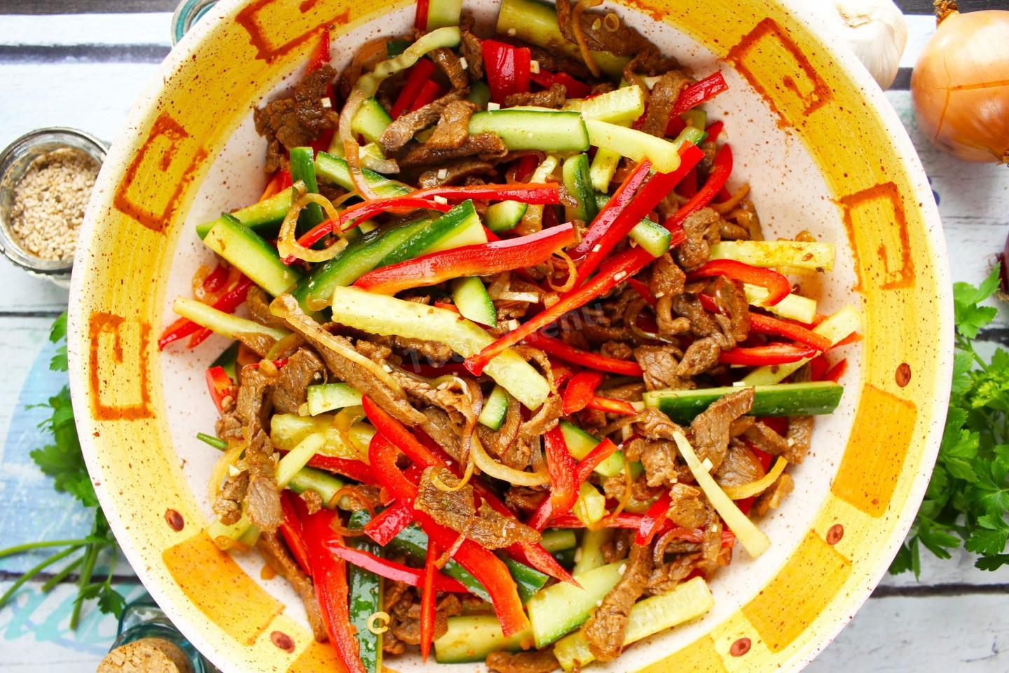 Шаг 12 приготовления Салат мясо с огурцами по корейски