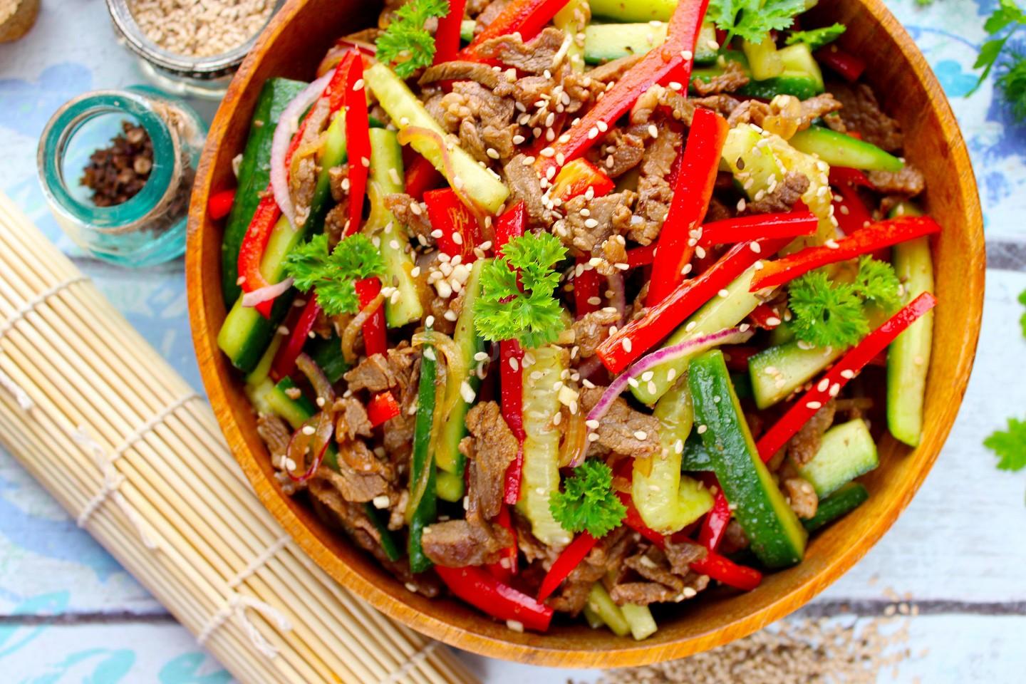 Шаг 13 приготовления Салат мясо с огурцами по корейски