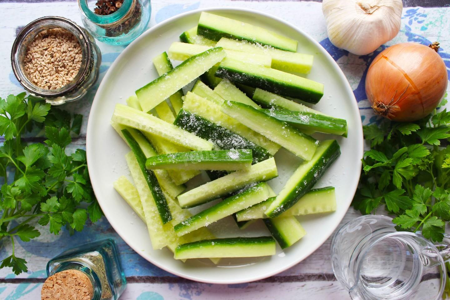 Шаг 2 приготовления Салат мясо с огурцами по корейски