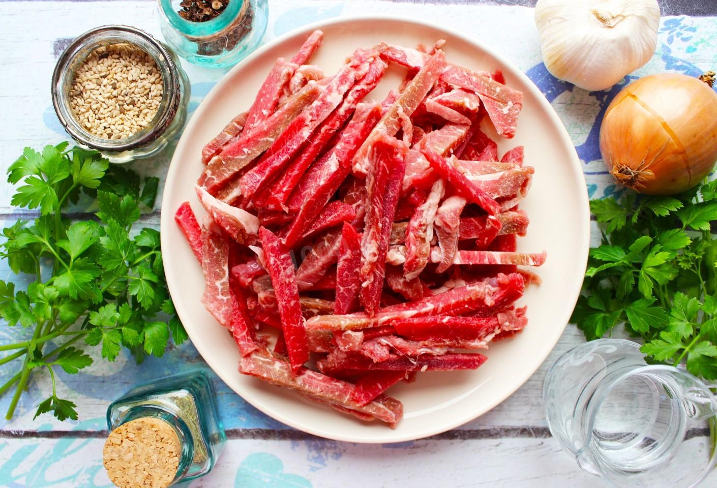 Шаг 3 приготовления Салат мясо с огурцами по корейски