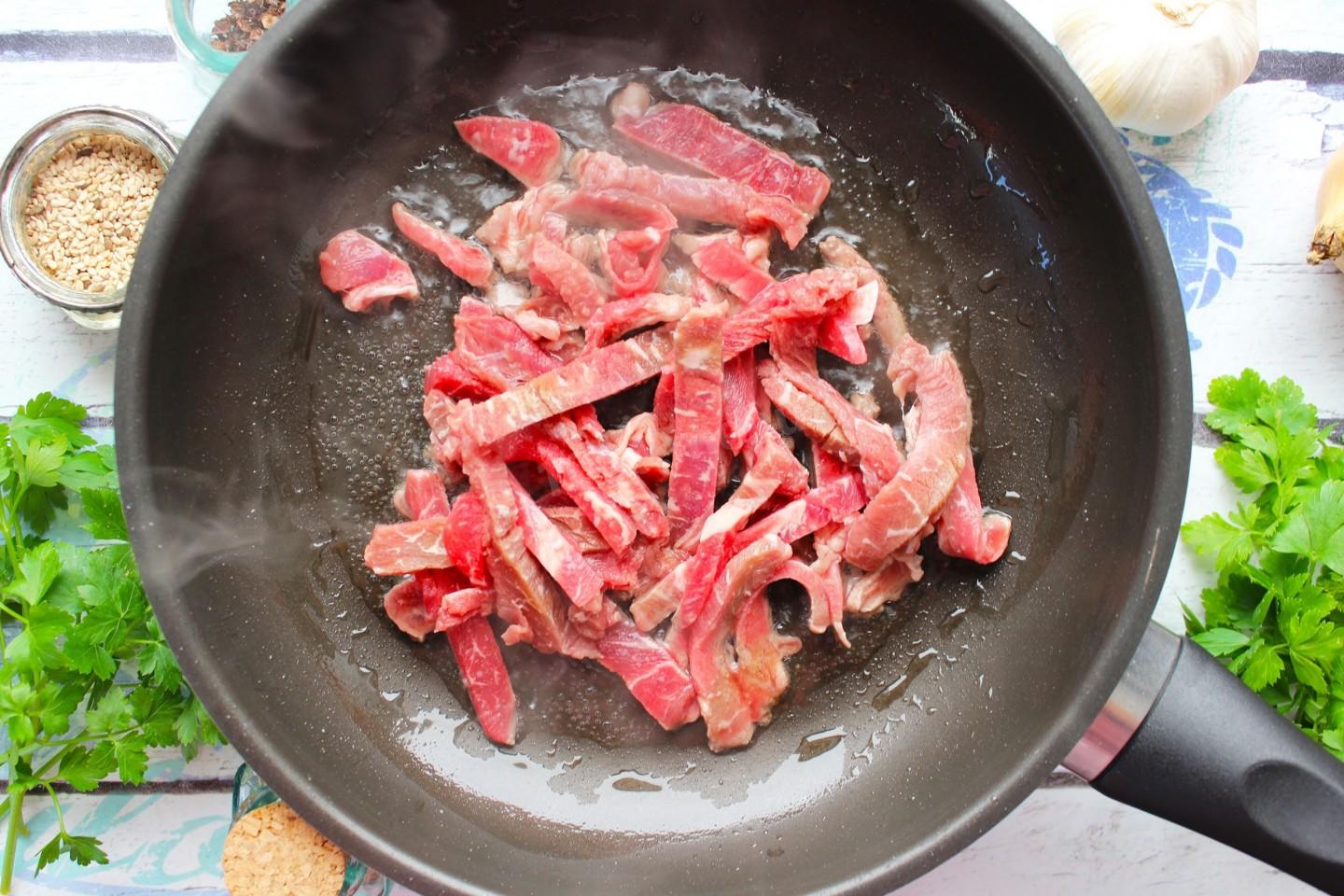 Шаг 6 приготовления Салат мясо с огурцами по корейски