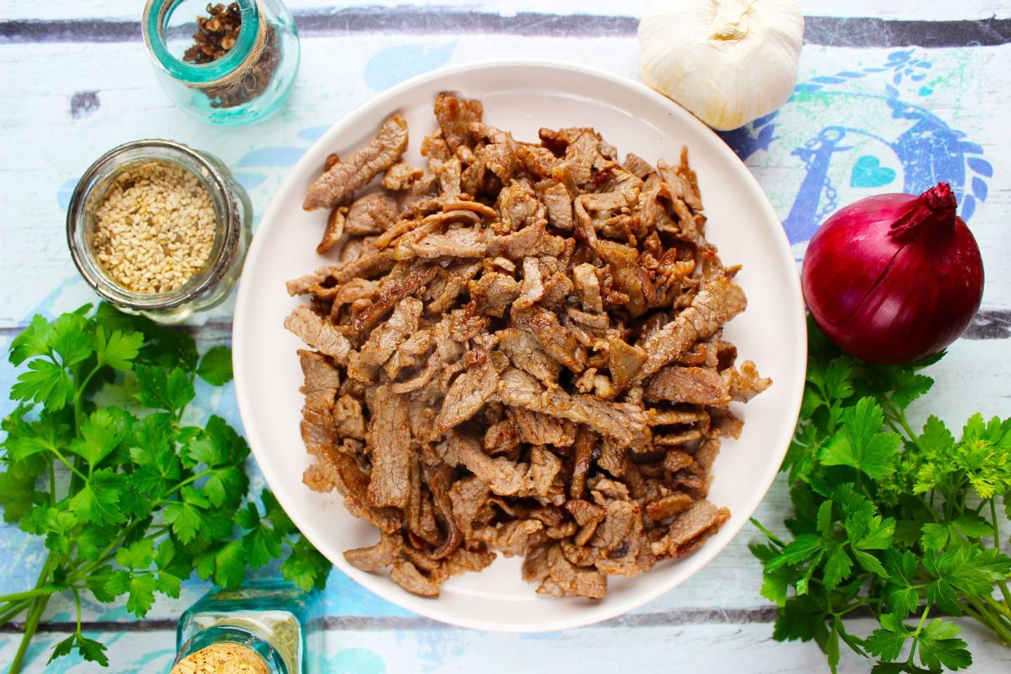 Шаг 7 приготовления Салат мясо с огурцами по корейски