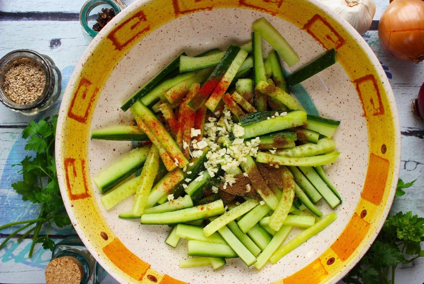 Шаг 9 приготовления Салат мясо с огурцами по корейски