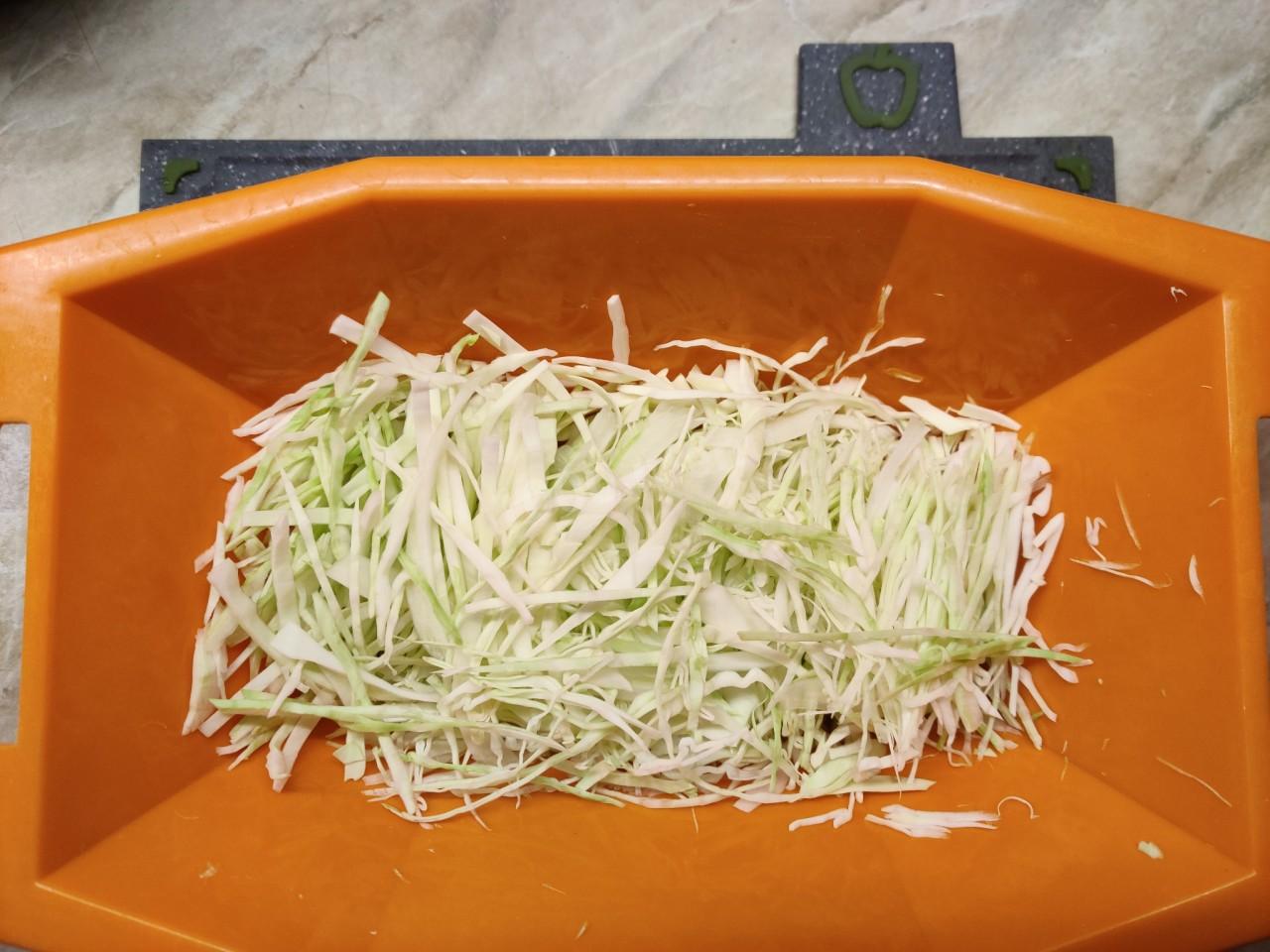 Шаг 1 приготовления Салат из свежей свеклы моркови и капусты