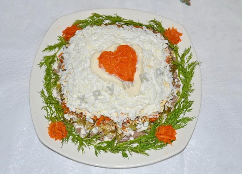 Шаг 10 приготовления Салат из сердца говяжьего с солеными огурцами и луком