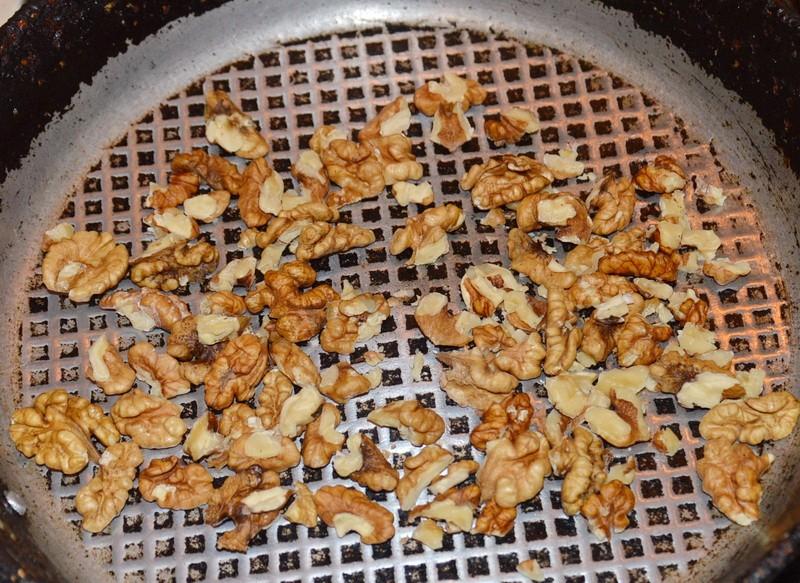 Шаг 2 приготовления Салат из сердца говяжьего с солеными огурцами и луком