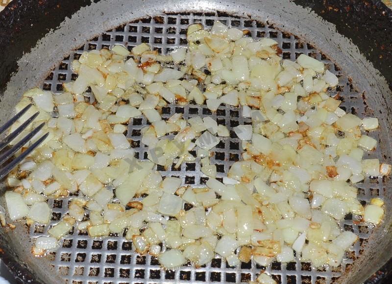 Шаг 3 приготовления Салат из сердца говяжьего с солеными огурцами и луком