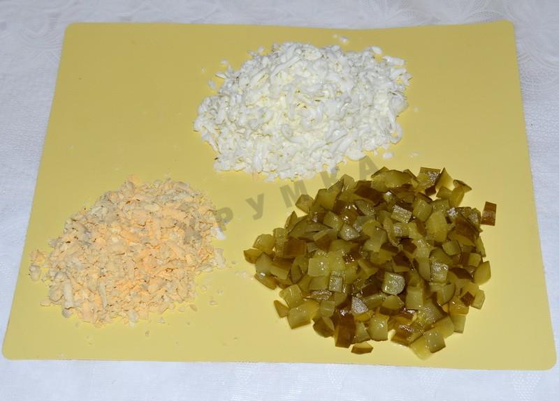 Шаг 6 приготовления Салат из сердца говяжьего с солеными огурцами и луком