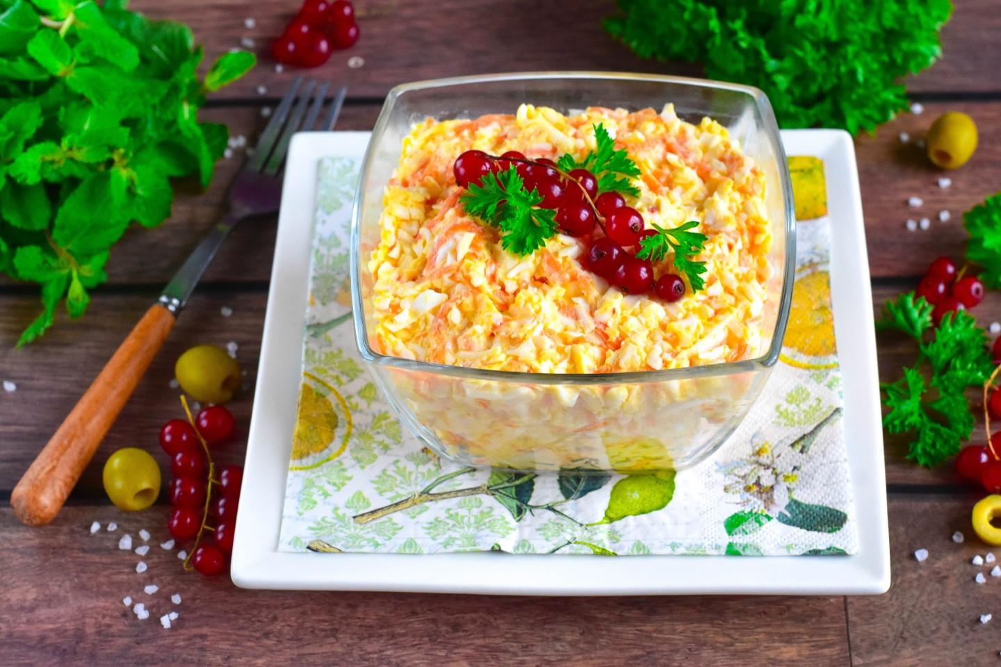 Шаг 7 приготовления Еврейский салат с плавленным сыром и чесноком