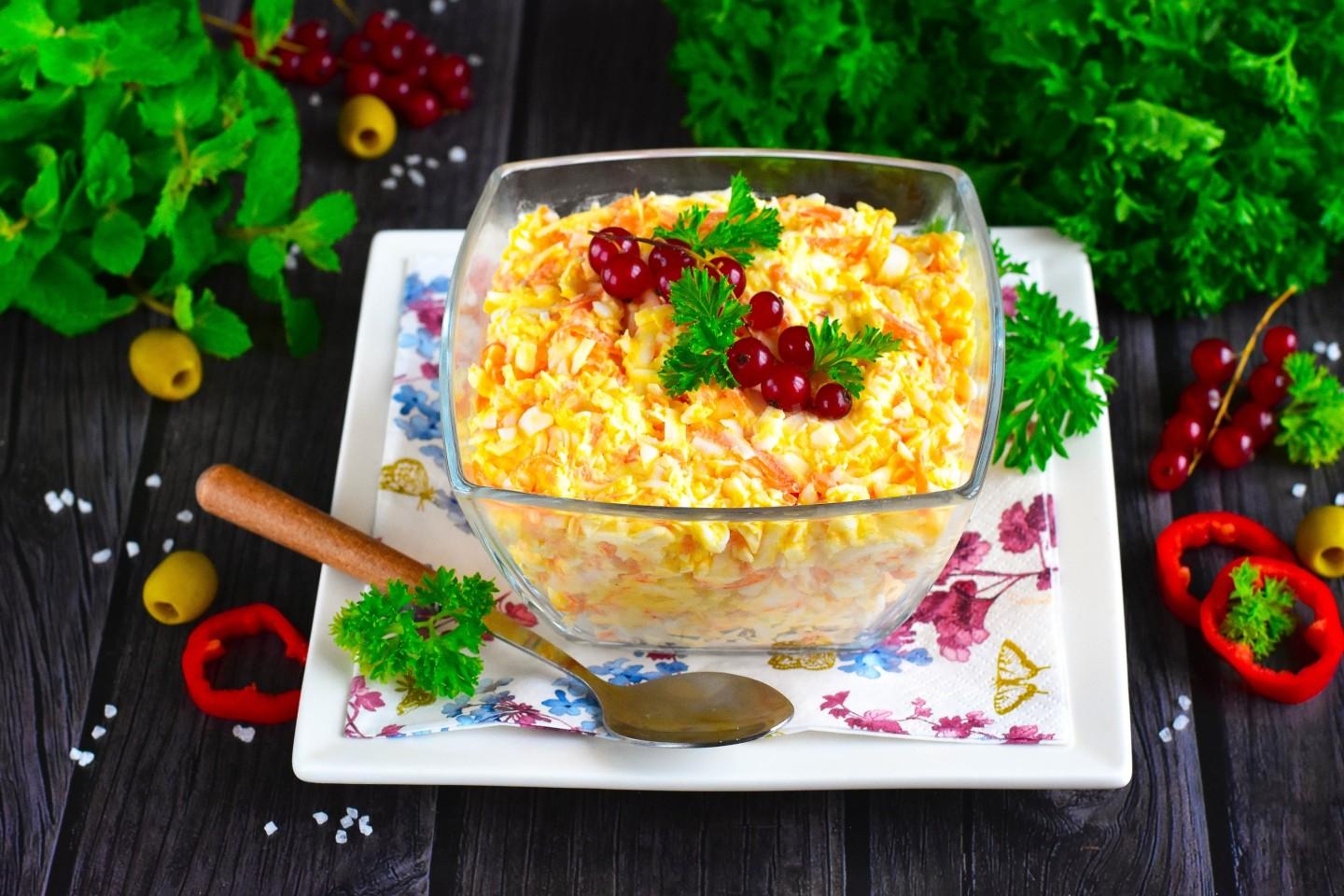 Обложка рецепта Еврейский салат с плавленным сыром и чесноком