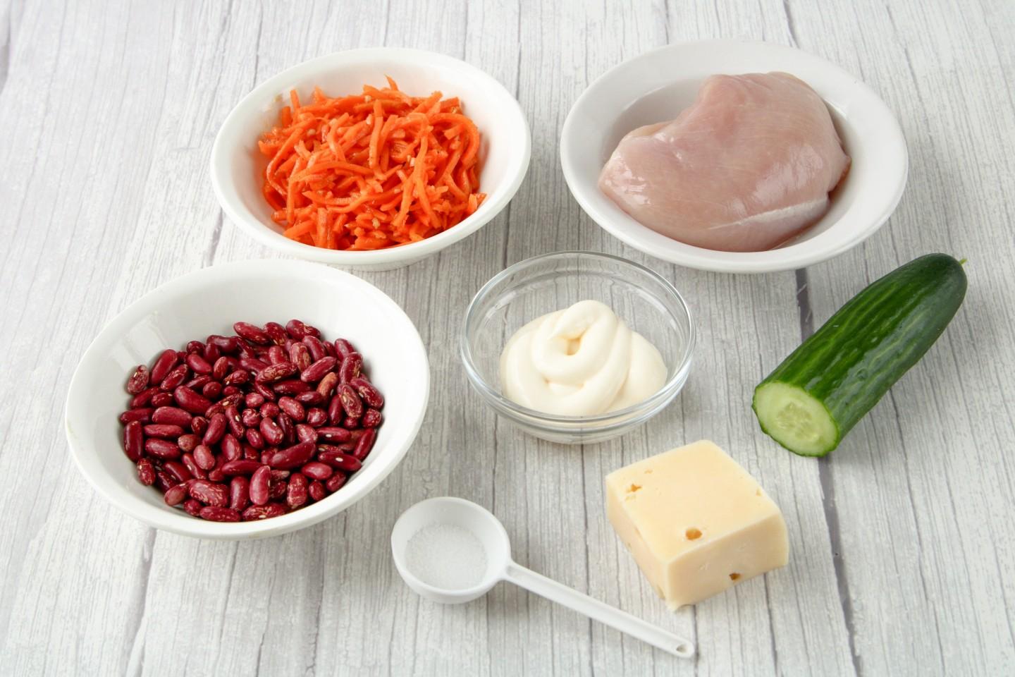 Шаг 1 приготовления Салат с курицей фасолью и корейской морковью