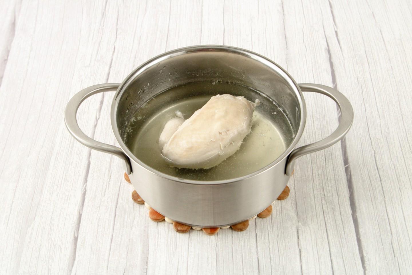 Шаг 4 приготовления Салат с курицей фасолью и корейской морковью