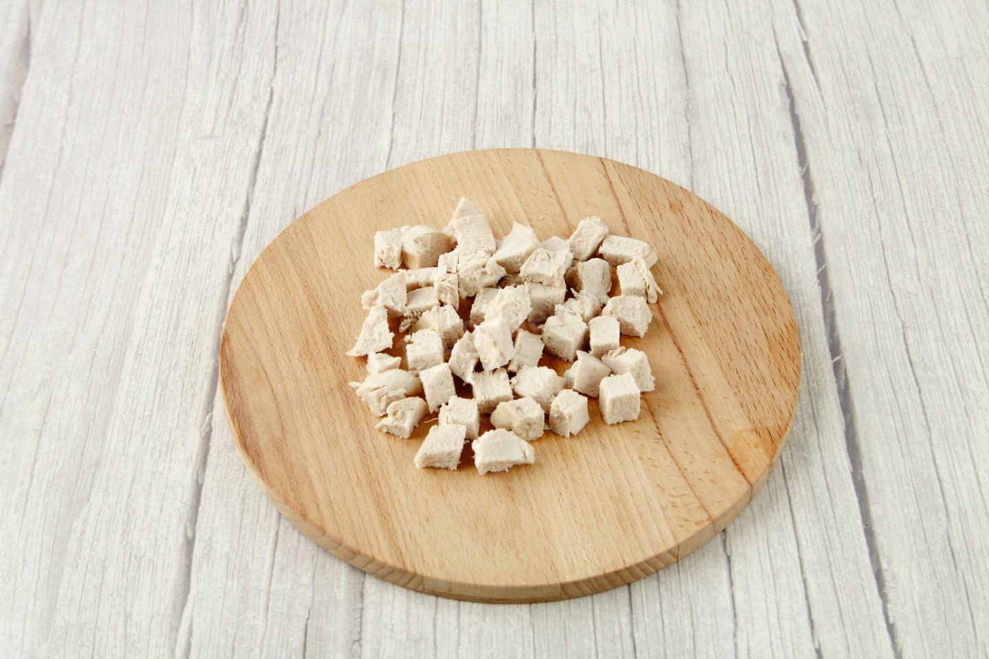 Шаг 5 приготовления Салат с курицей фасолью и корейской морковью