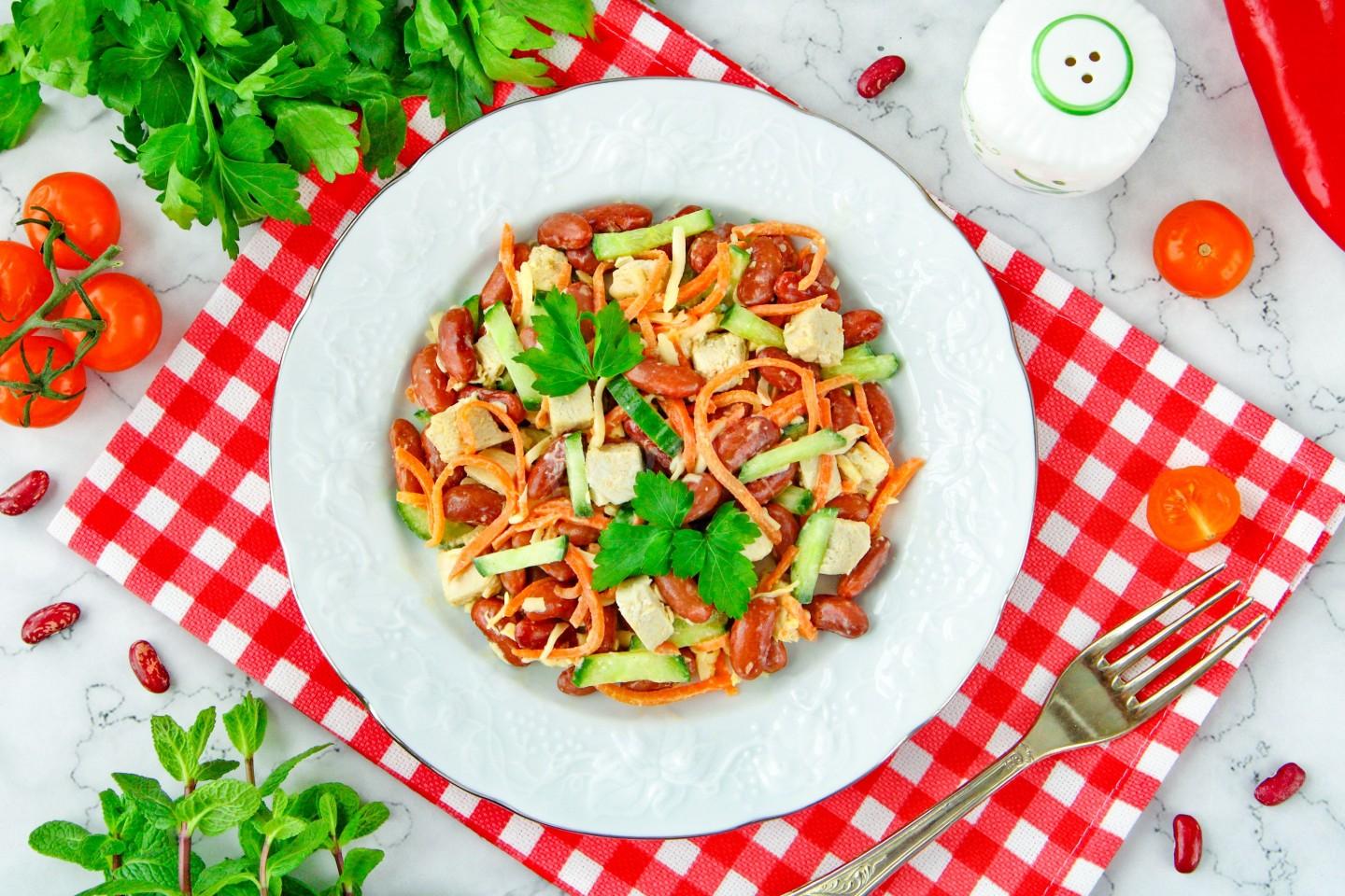 Шаг 9 приготовления Салат с курицей фасолью и корейской морковью