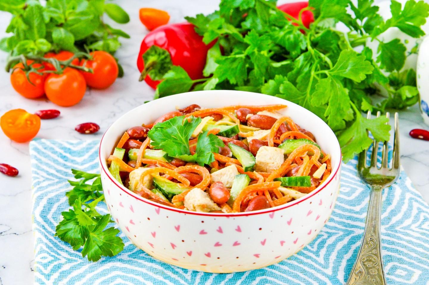 Обложка рецепта Салат с курицей фасолью и корейской морковью