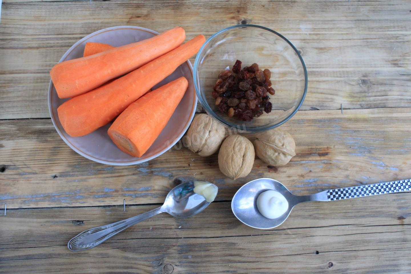 Шаг 1 приготовления Салат с изюмом и сметаной