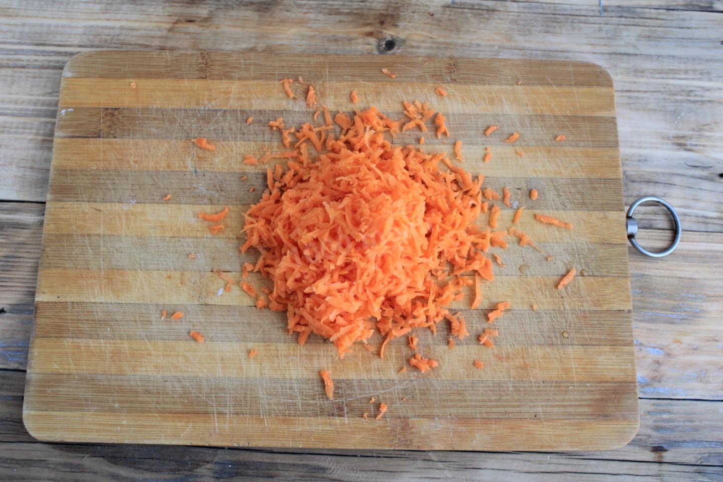Шаг 3 приготовления Салат с изюмом и сметаной