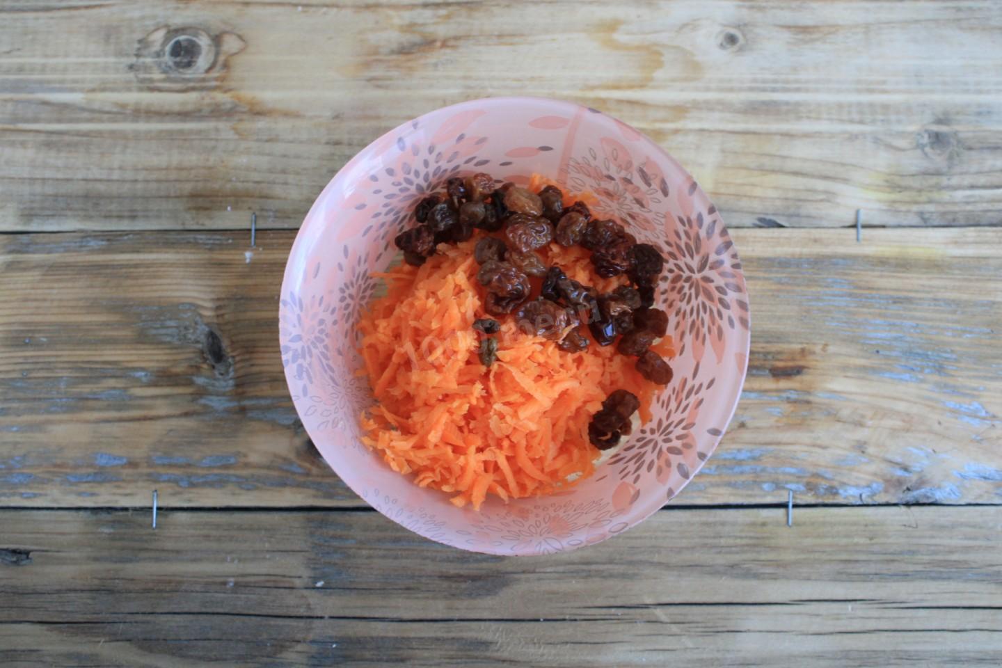 Шаг 5 приготовления Салат с изюмом и сметаной