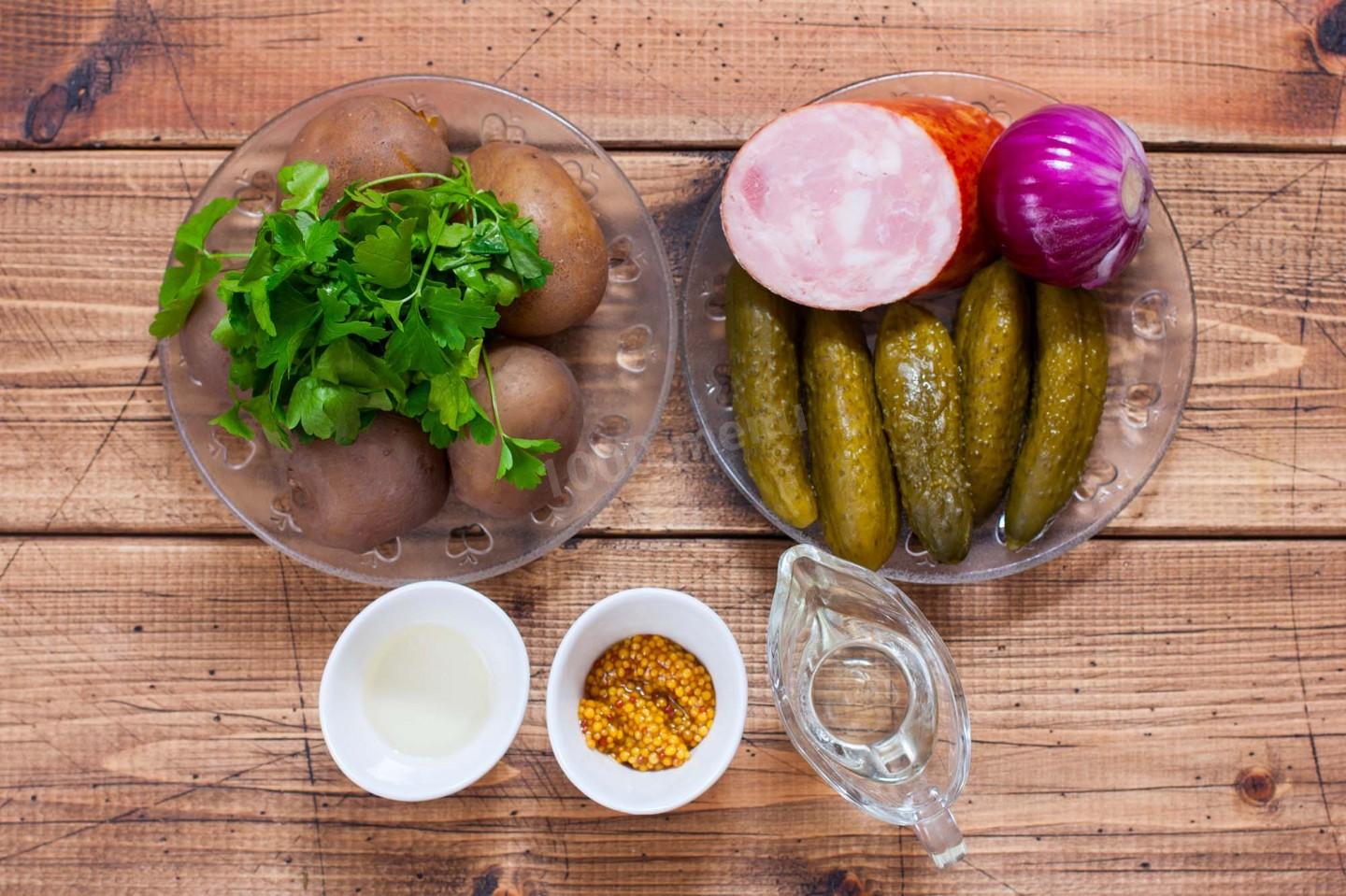 Шаг 1 приготовления Салат с солеными огурцами и колбасой