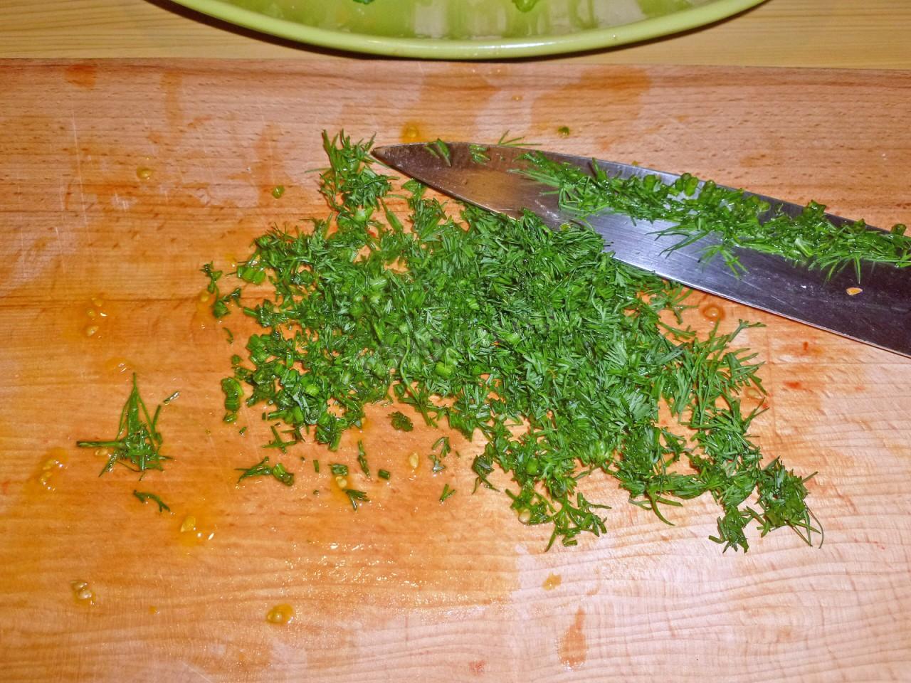 Шаг 10 приготовления Салат с куриной грудкой и помидорами