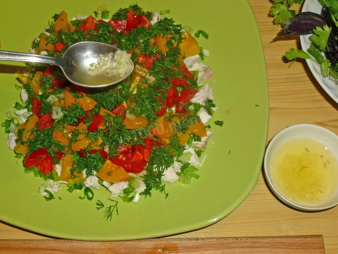 Шаг 12 приготовления Салат с куриной грудкой и помидорами