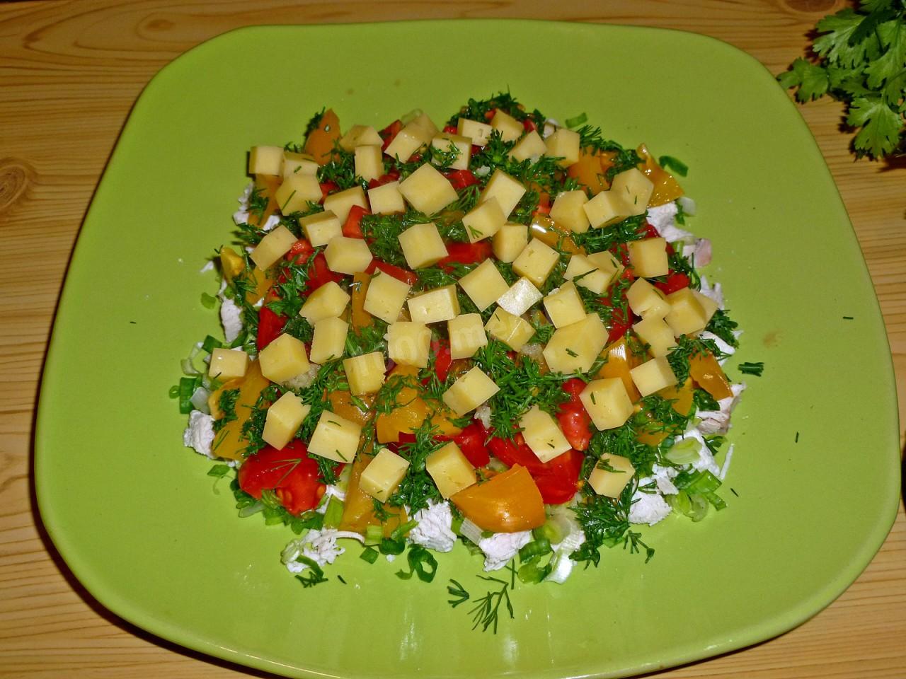 Шаг 14 приготовления Салат с куриной грудкой и помидорами
