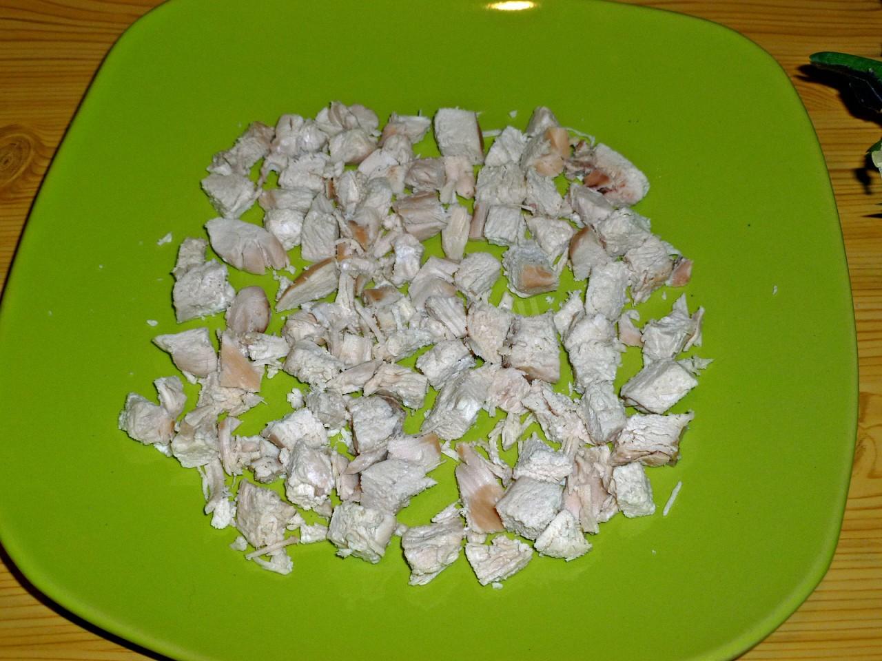 Шаг 5 приготовления Салат с куриной грудкой и помидорами