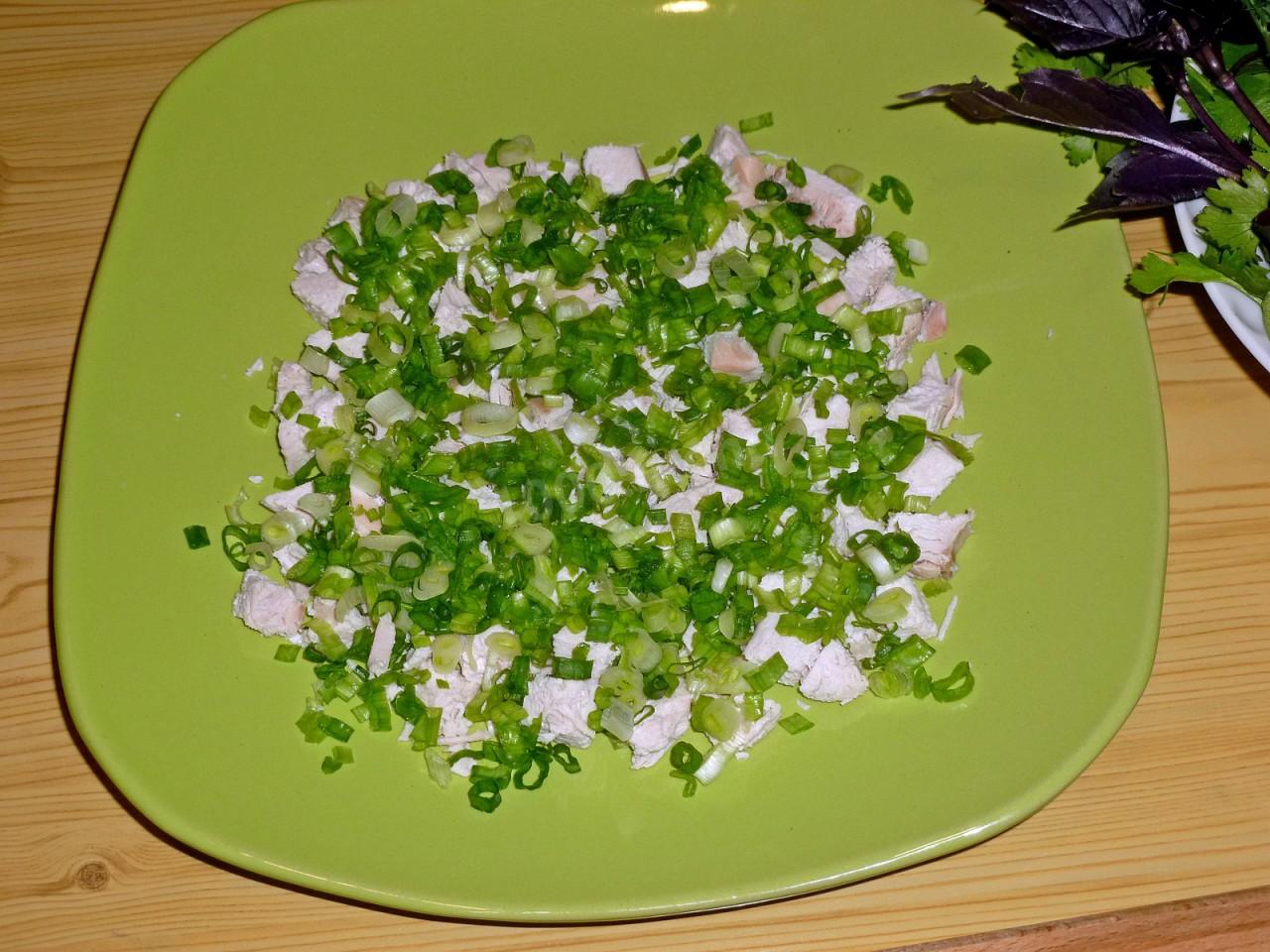 Шаг 7 приготовления Салат с куриной грудкой и помидорами