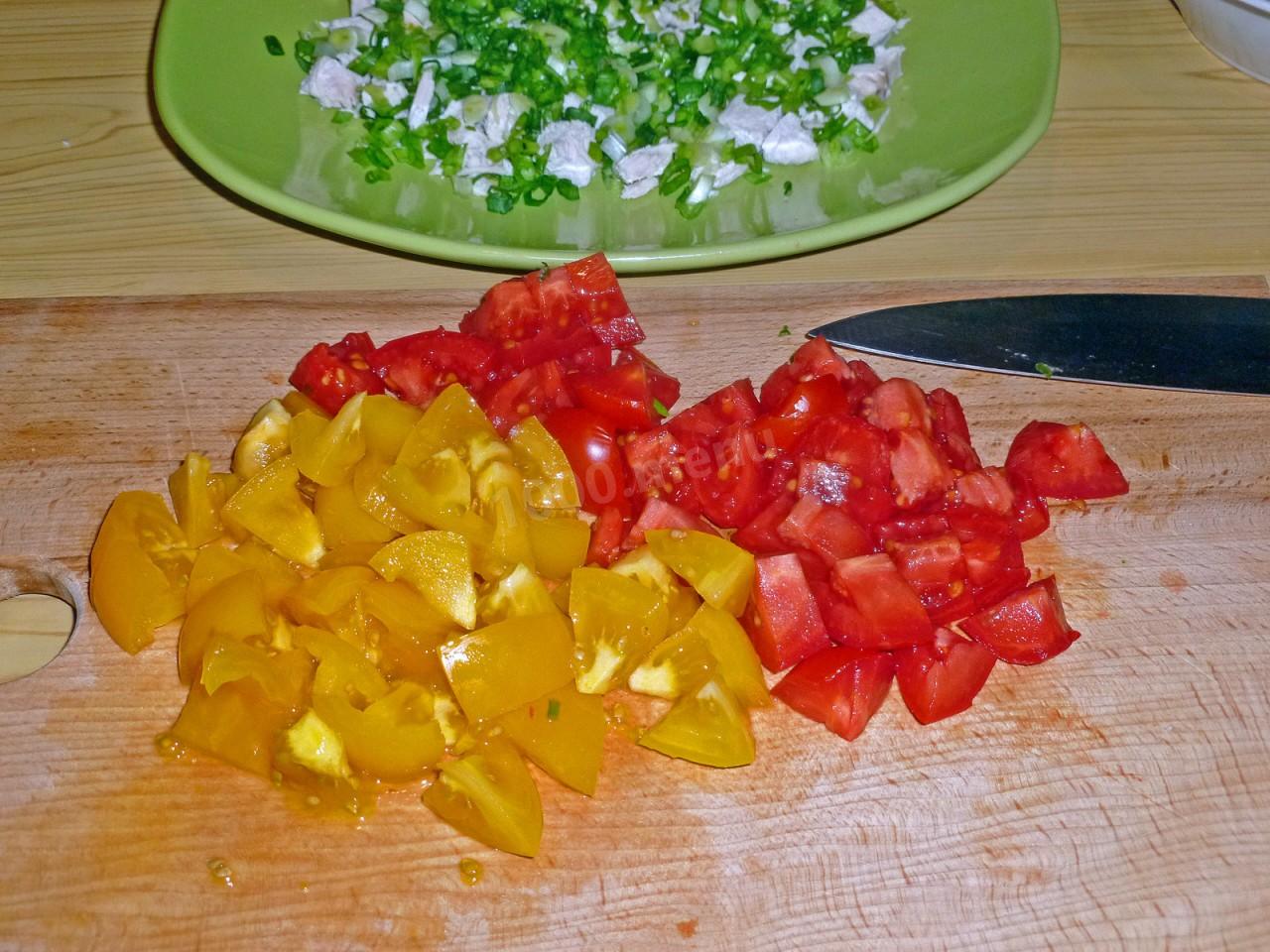 Шаг 8 приготовления Салат с куриной грудкой и помидорами