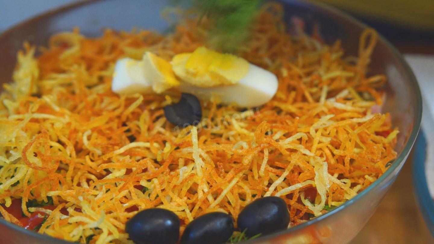 Шаг 14 приготовления Салат с жареной картошкой соломкой
