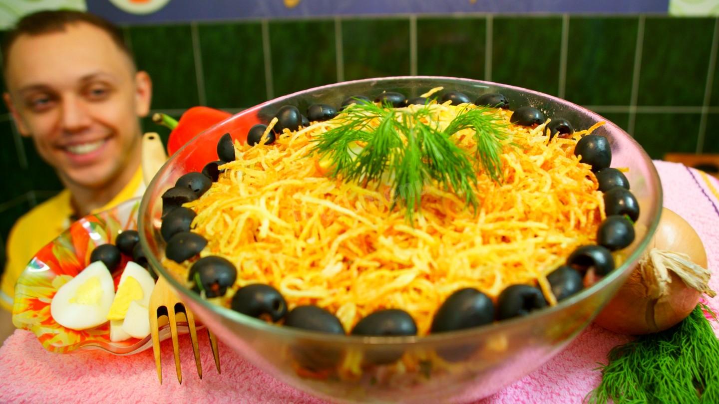 Шаг 15 приготовления Салат с жареной картошкой соломкой
