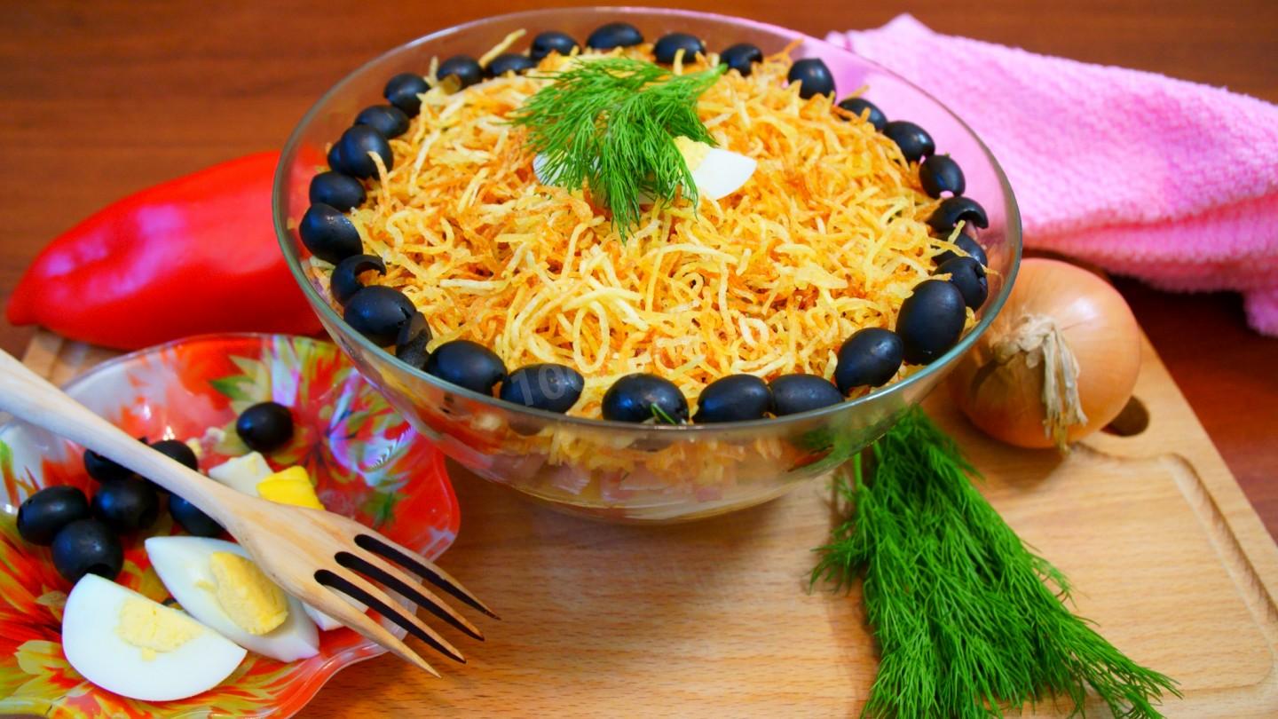 Обложка рецепта Салат с жареной картошкой соломкой
