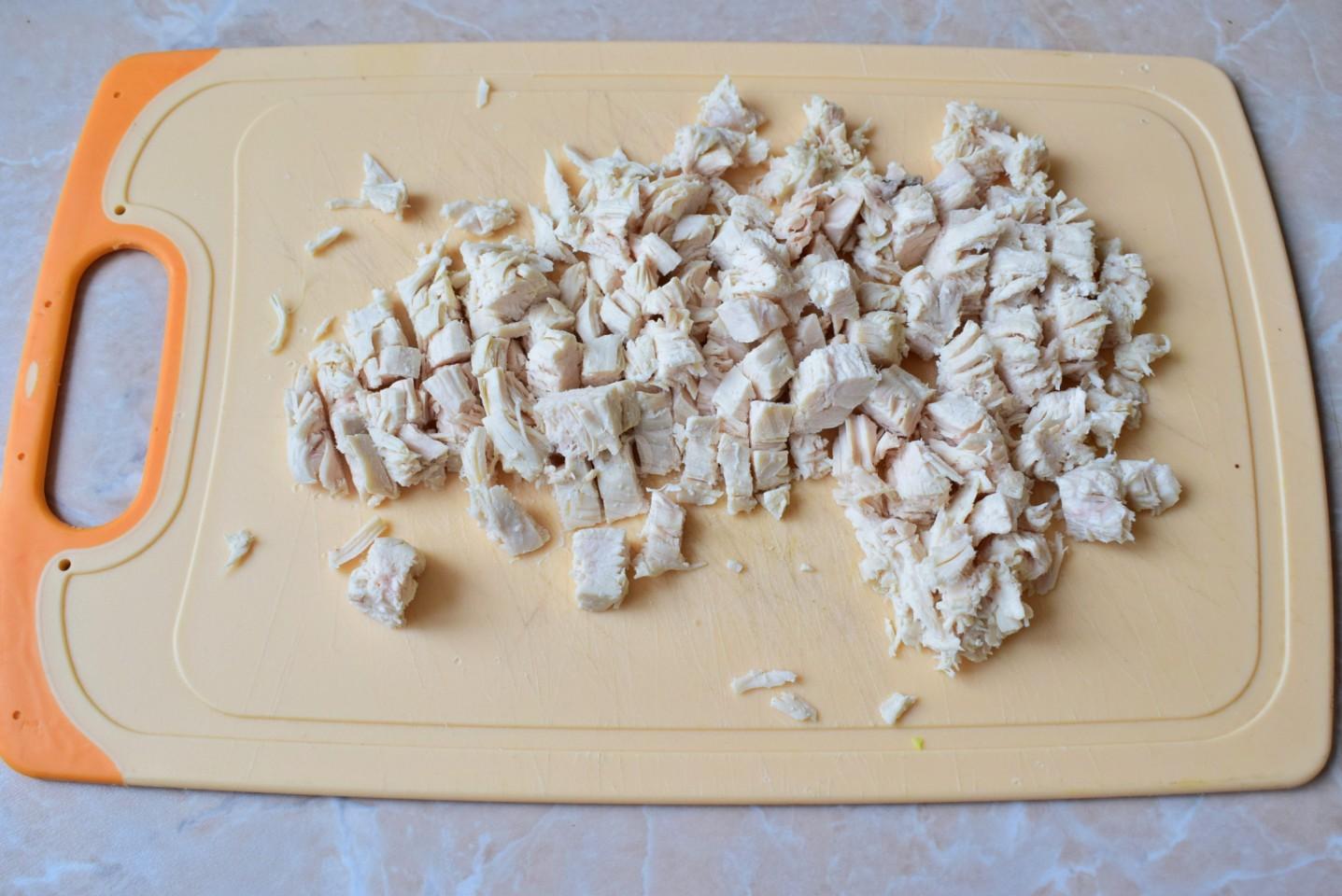 Шаг 3 приготовления Салат с курицей ананасами грецкими орехами и сыром