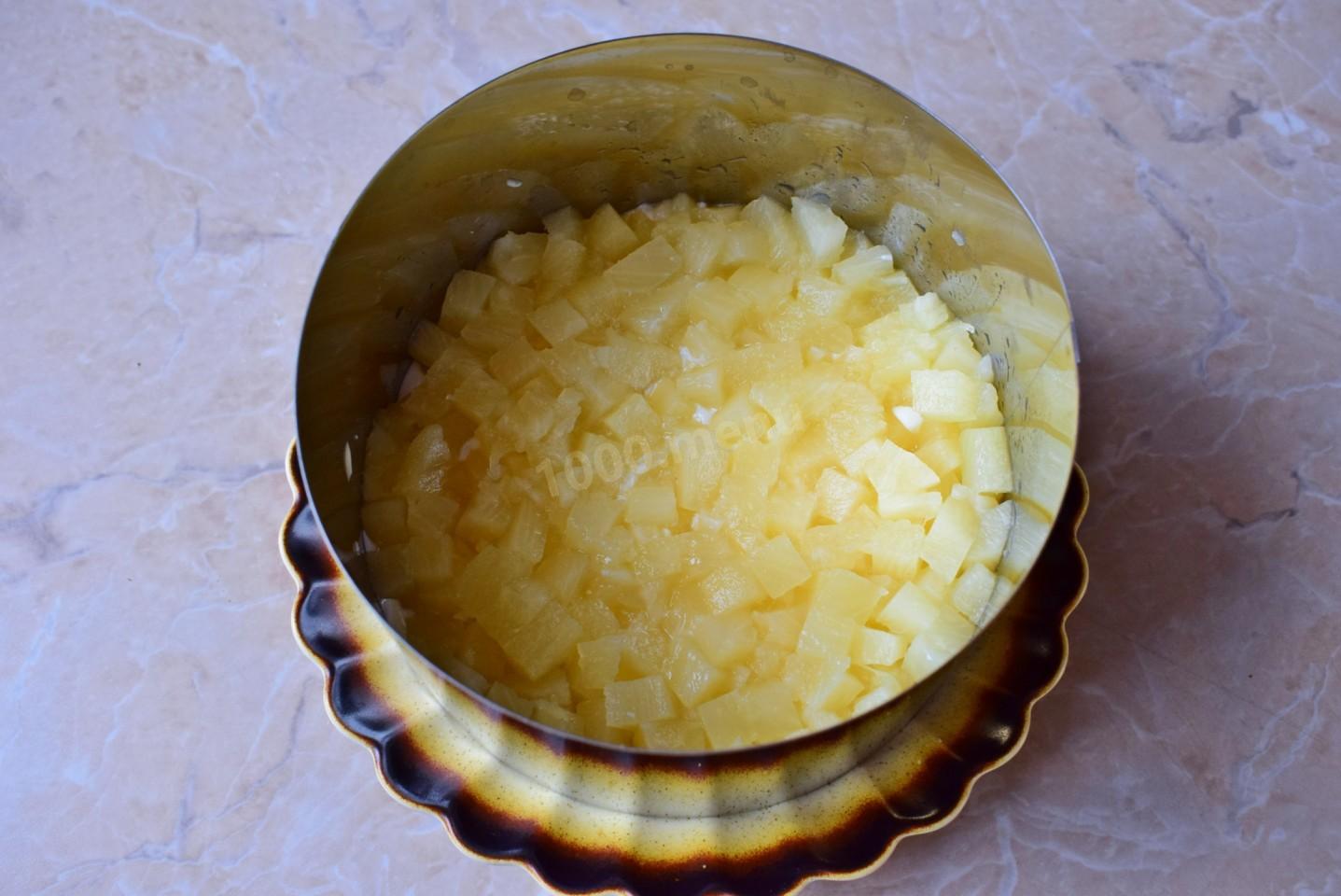 Шаг 5 приготовления Салат с курицей ананасами грецкими орехами и сыром