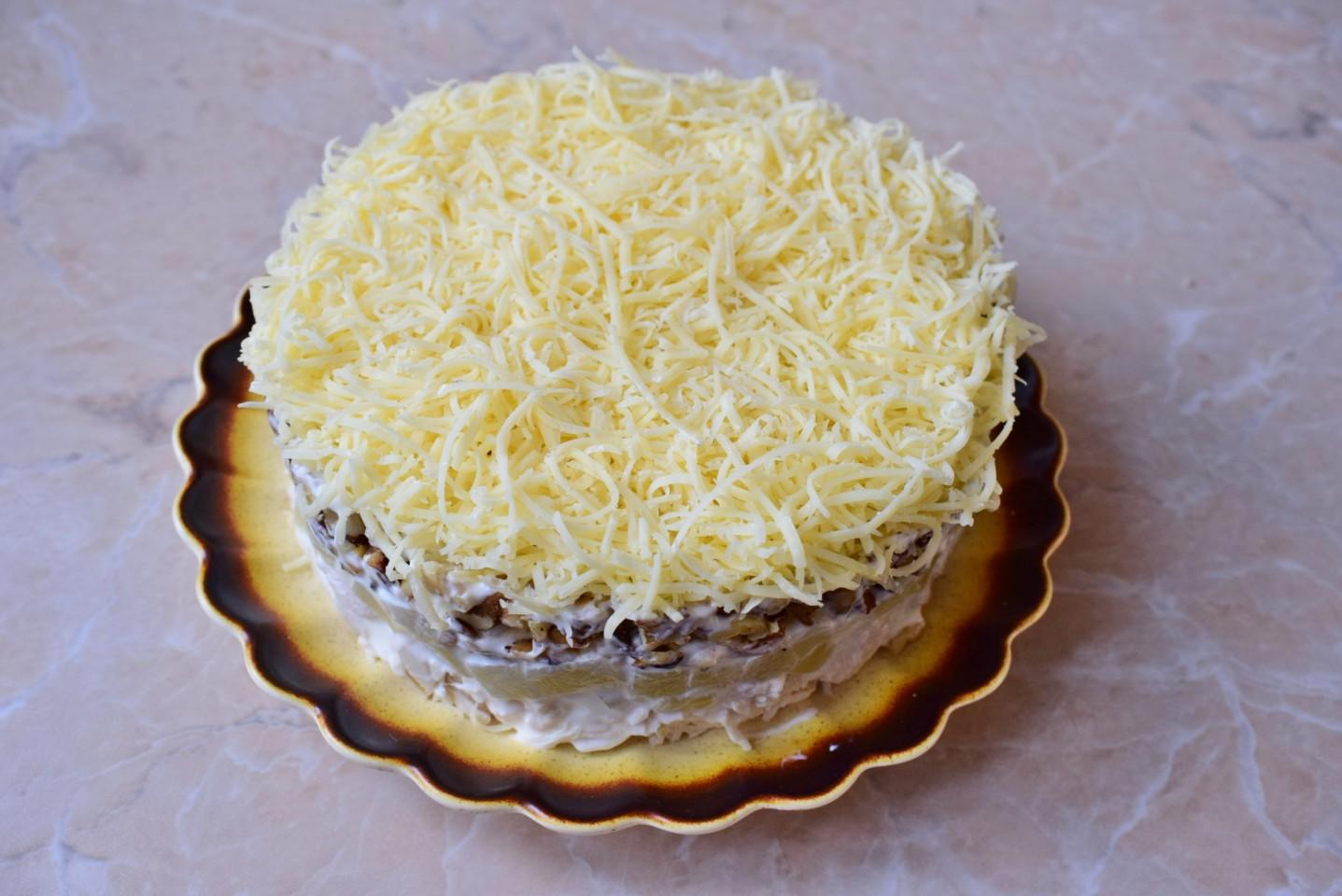 Шаг 7 приготовления Салат с курицей ананасами грецкими орехами и сыром