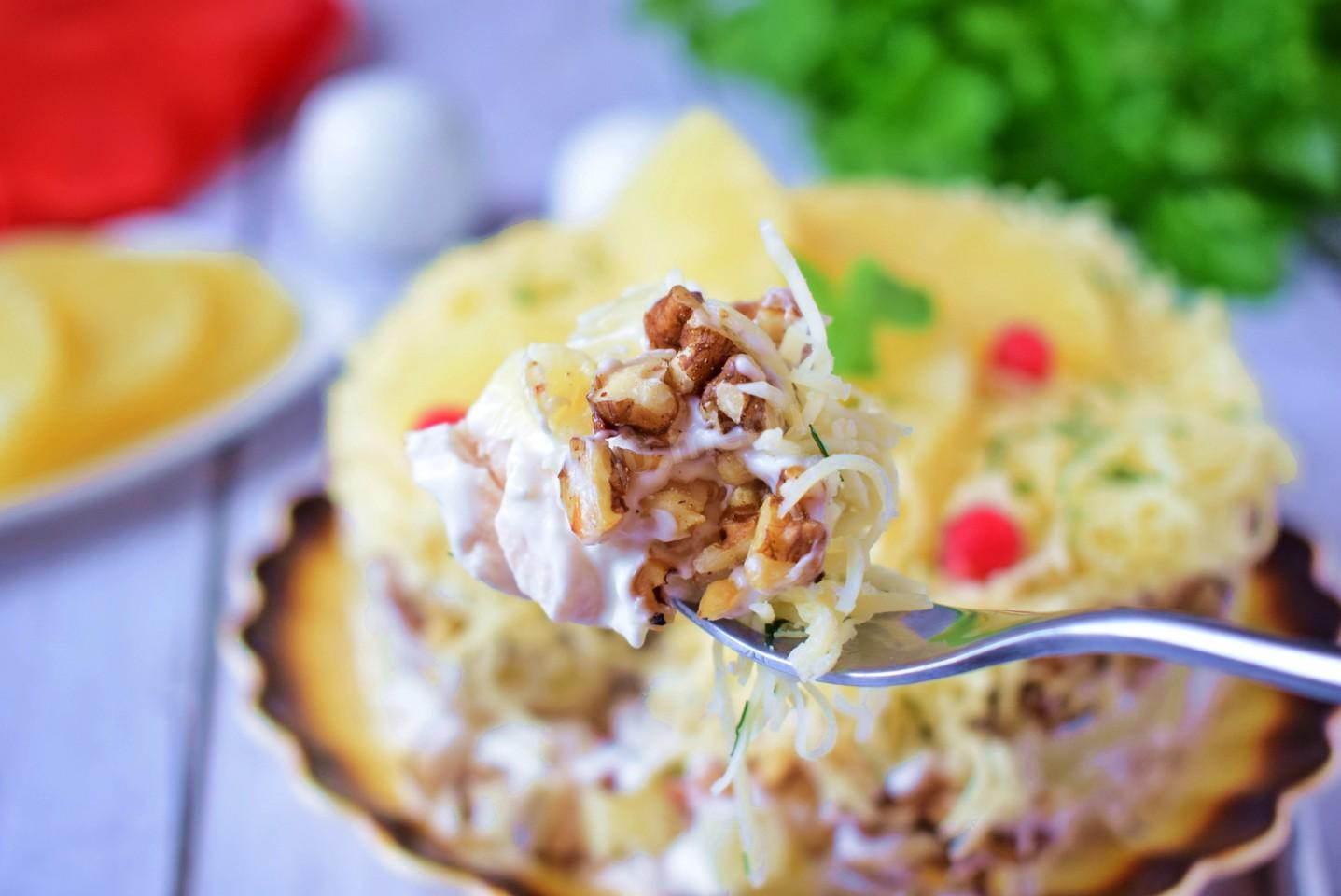 Шаг 8 приготовления Салат с курицей ананасами грецкими орехами и сыром